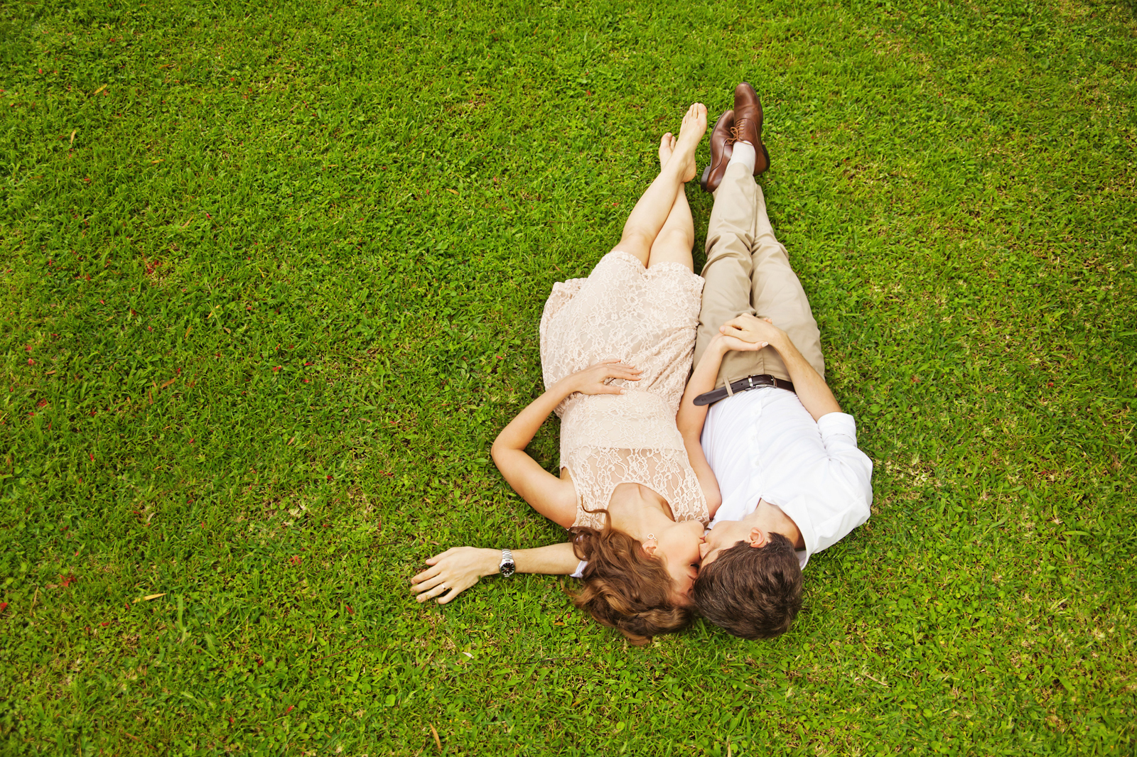 Влюбленные лежат на траве